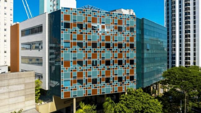 Segundo os bombeiros, o fogo teve início no quarto andar do prédio, localizado na rua Apiacás