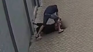 Imagens mostram o agressor abordando a vítima na calçada, arrastando-a até um muro e iniciando as agressões