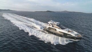 Azimut Grande 27 Metri do craque português foi construído na Itália e inspira o modelo brasileiro, que tem 27 metros de comprimento, seguindo o padrão internacional