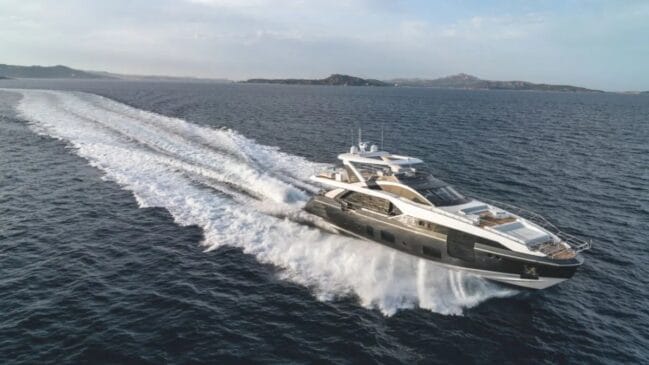 Azimut Grande 27 Metri do craque português foi construído na Itália e inspira o modelo brasileiro, que tem 27 metros de comprimento, seguindo o padrão internacional