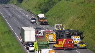 Caminhão virou no início da manhã e deixou trânsito lento por 14 km; único ferido foi encaminhado a unidade médica