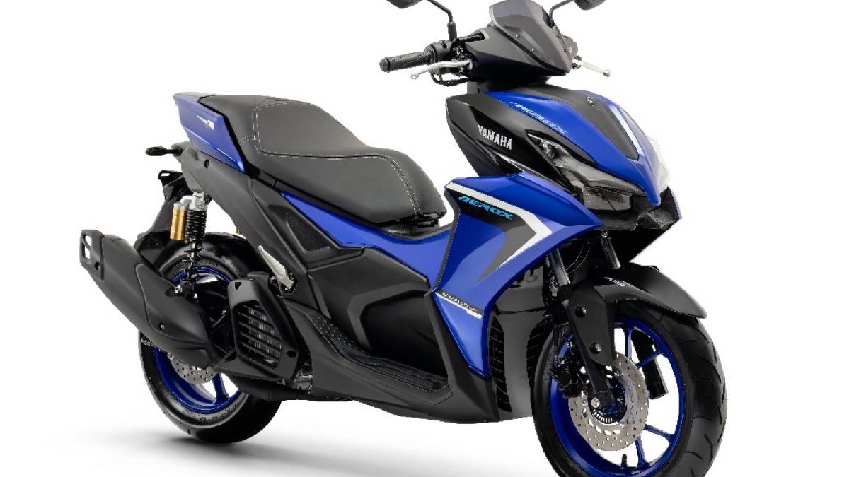 Modelo traz acabamento de aspecto premium, com assento com costuras aparentes, estampa em baixo-relevo e detalhes inspirados em motos de alta performance
