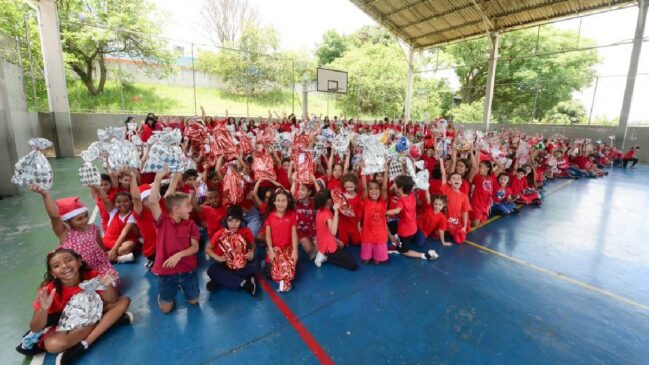 Entrega dos brinquedos aconteceu no começo de dezembro e contou com a participação de professores, funcionários, direção e parceiros
