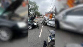Três pessoas ficaram feridas após acidente entre três carros e duas motos
