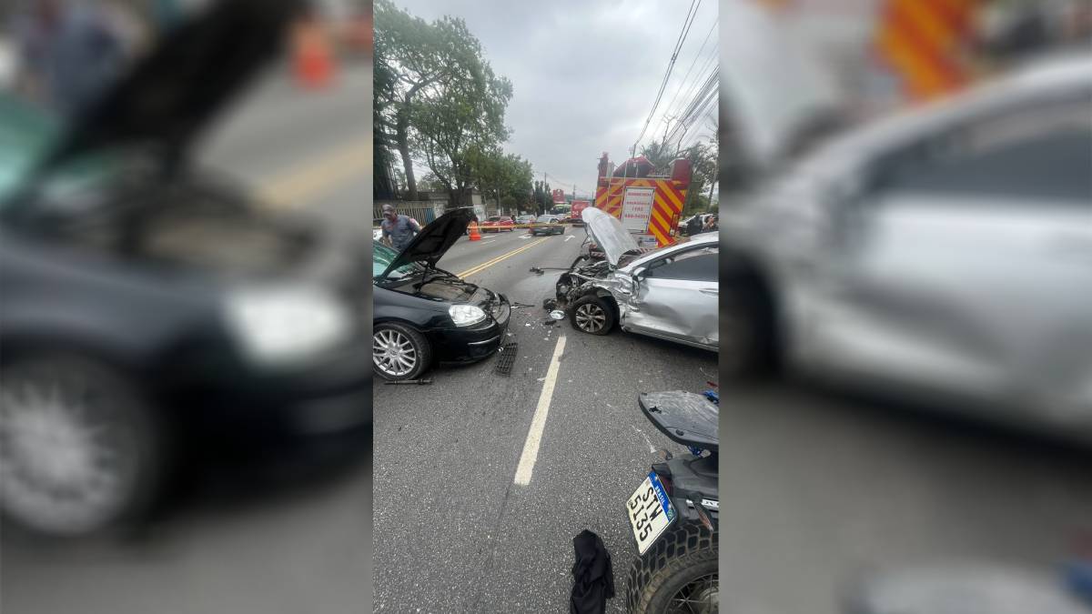 Três pessoas ficaram feridas após acidente entre três carros e duas motos