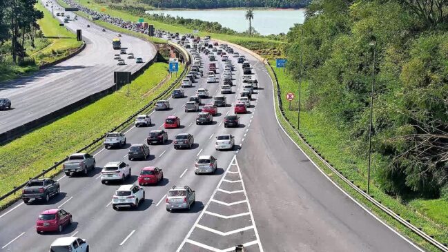 Lentidão ocorre em vários trechos por excesso de veículos e chuva