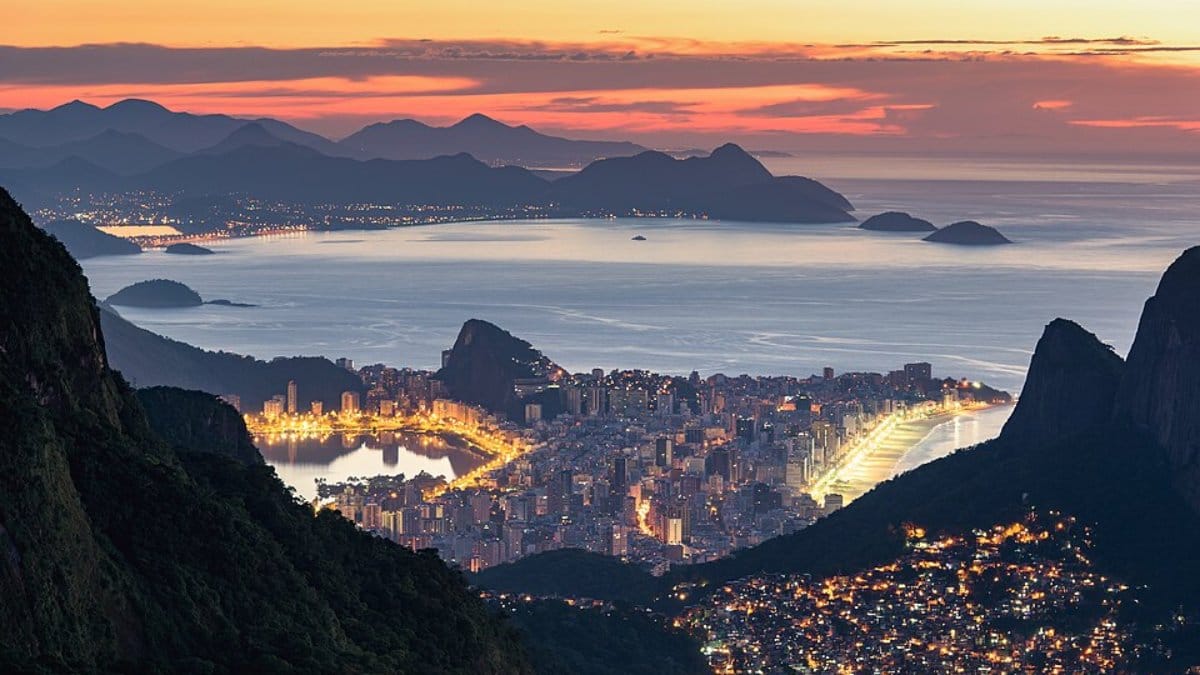 Praias icônicas como Copacabana e Ipanema também compõem a beleza natural da cidade (Foto: Donatas Dabravolskas/Wikimedia Commons)