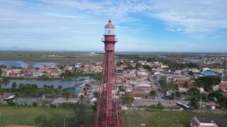 Município fluminense une praias tranquilas, prédios históricos e economia forte com petróleo e gás
