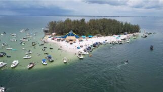 Pine Key Island, em Tampa Bay, na Flórida, conhecida como "Beer Can Island" ou "'Ilha da Lata de Cerveja"