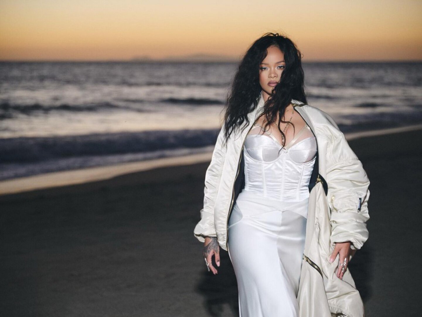 Rihanna durante gravação do clipe da música "Lift Me Up", que faz parte da trilha sonora do filme "Pantera Negra: Wakanda Para Sempre". Foto: Reprodução\Instagram