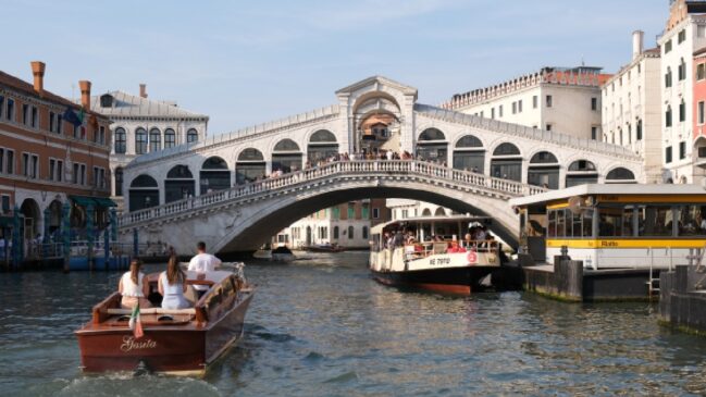 Ponte Rialto, Veneza, Itália. Imagem: kallerna/Wikimedia Commons