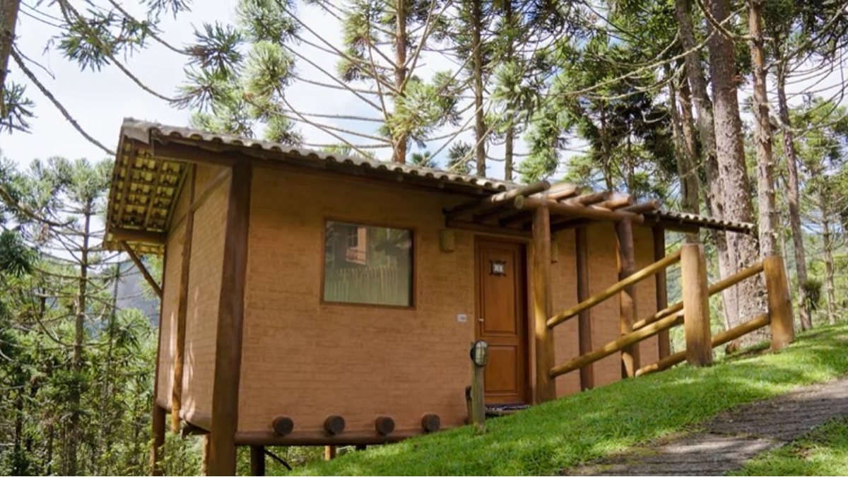 Os chalés seguem uma linha minimalista e intimista, com arquitetura contemporânea e aquela sensação de "casa bem resolvida", em que nada sobra e nada falta.