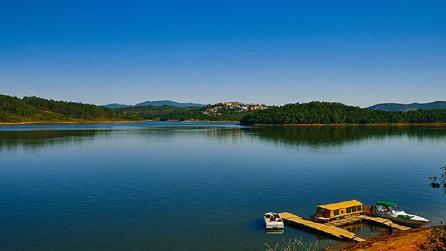 O grande destaque turístico da cidade é a Represa Atibainha, um local muito procurado por quem deseja mergulhar