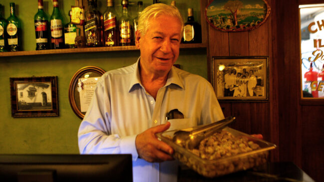Em entrevista exclusiva à Gazeta, Adolfo Scardovelli Neto, de 77 anos, filho de uma das cozinheiras do restaurante italiano, Leonor Scardovelli (1912-2013), falou sobre a tradição, o cuidado e a gestão do local, que atravessam gerações