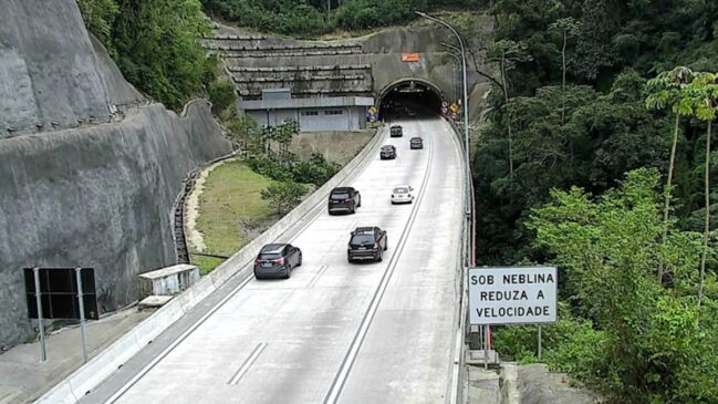 Rodovia dos Tamoios, que liga São José dos Campos a Caraguatatuba