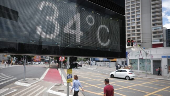 Altas temperaturas aumentam o risco de desidratação, exaustão térmica e insolação