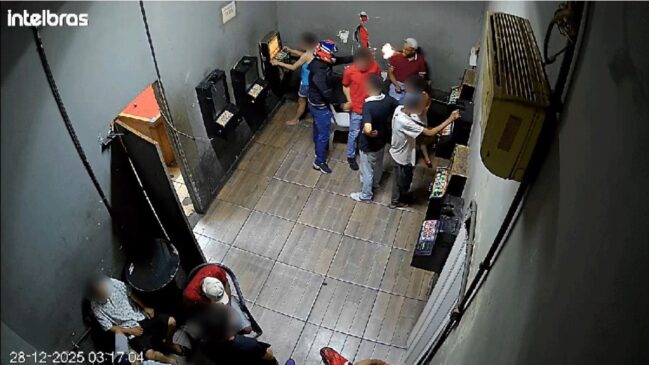 Imagens mostram o suspeito chegando ao bar, cumprimentando pessoas que estavam no local