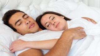 Prática comum nos países nórdicos busca melhorar o sono sem afastar o casal