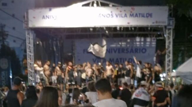 Corintianos sobre o palco montado para o aniversário da Vila Matilde
