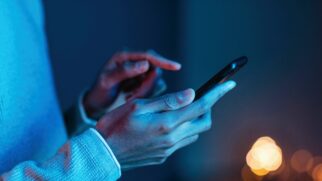 Recursos presentes nos smartphones podem evitar surpresas e melhorar a rotina de quem depende do dispositivo