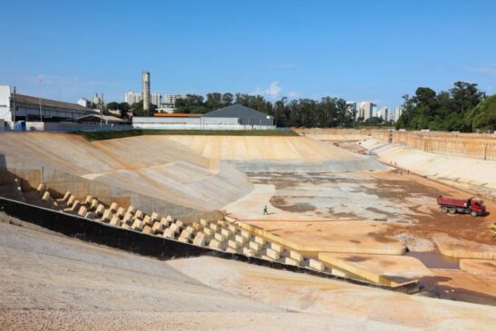 Piscinão tem capacidade para armazenar até 900 mil metros cúbicos de água