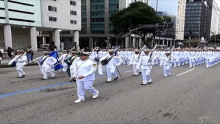 O branco da farda da Marinha chama atenção