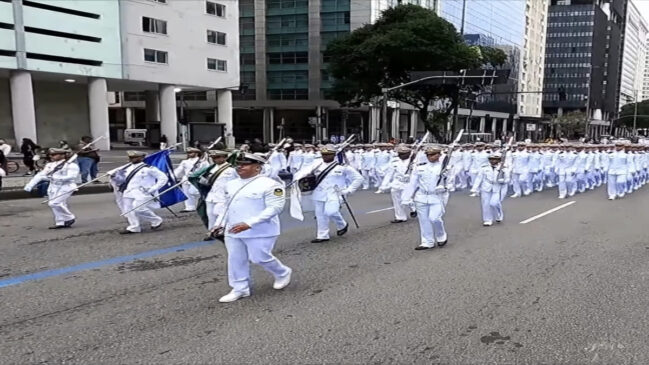 O branco da farda da Marinha chama atenção