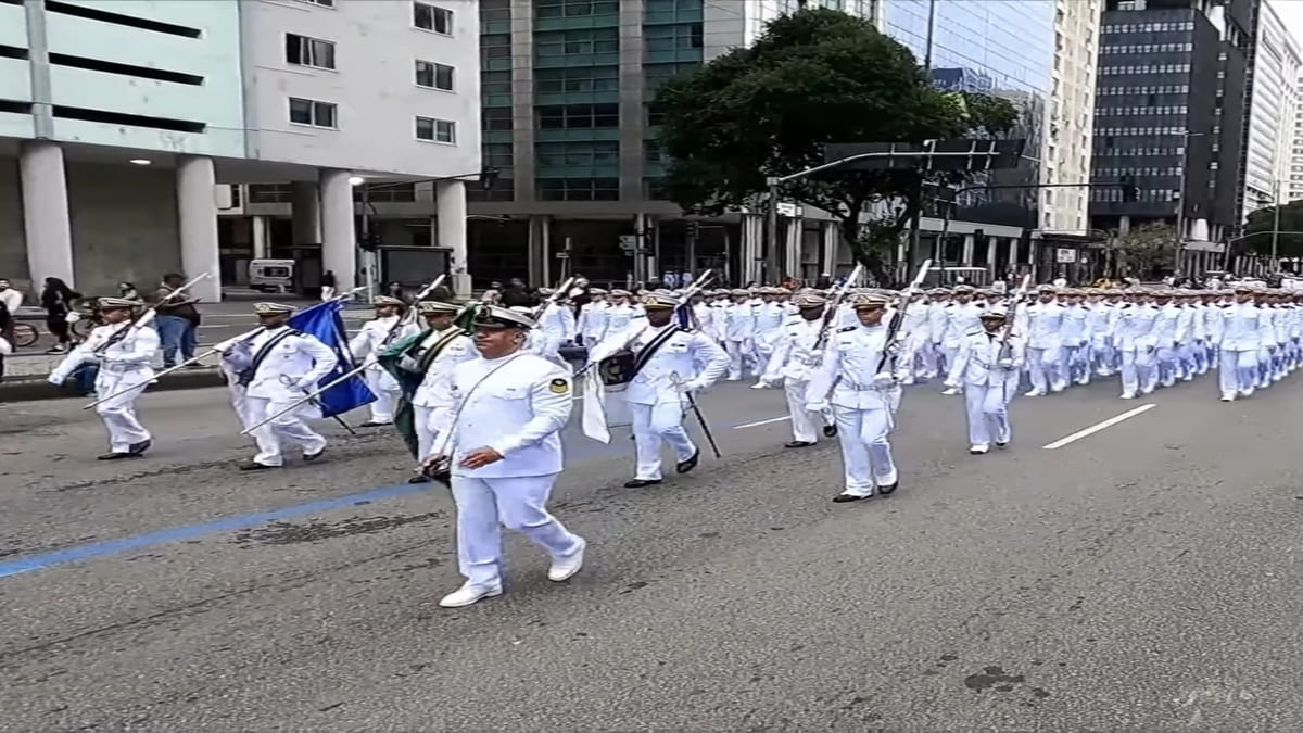 O branco da farda da Marinha chama atenção