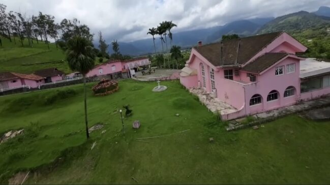O abandono da mansão chamou a atenção dos fãs