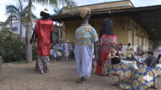 Bonecos gigantes de carnaval desfilam pelas ruas da cidade do interior de SP durante festa tradicional