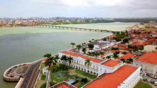Arquitetura colonial se mistura ao cotidiano local