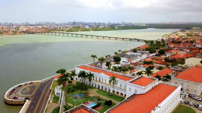 Arquitetura colonial se mistura ao cotidiano local