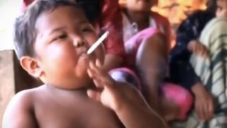 O bebê indonésio ganhou repercussão internacional após vídeos mostrarem o consumo excessivo de cigarros