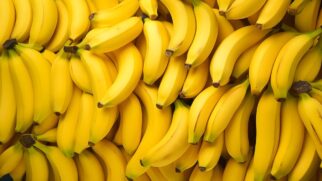 Fios da banana aparecem naturalmente ao descascar a fruta