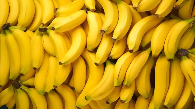 Fios da banana aparecem naturalmente ao descascar a fruta