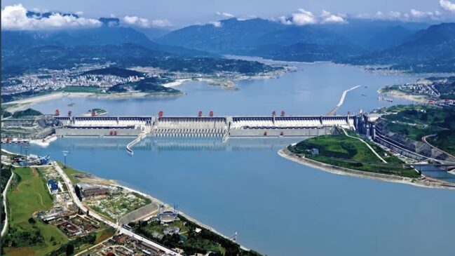 Vista aérea da Barragem das Três Gargantas, a maior hidrelétrica do mundo