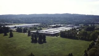 Vista aérea mostra a localização estratégica ao lado da Rodovia Dutra
