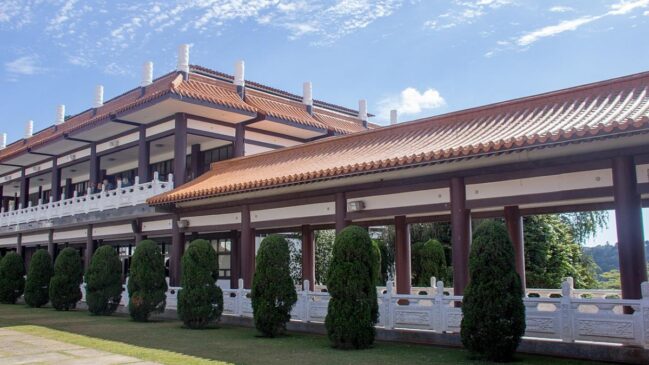 O destaque é o Templo Zu Lai, considerado o maior templo budista da América Latina, além de espaços de diferentes tradições religiosas