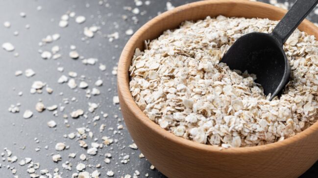 Rico em fibras, o farelo ajuda o trânsito intestinal, aumenta a saciedade e pode entrar fácil no iogurte, suco e vitaminas