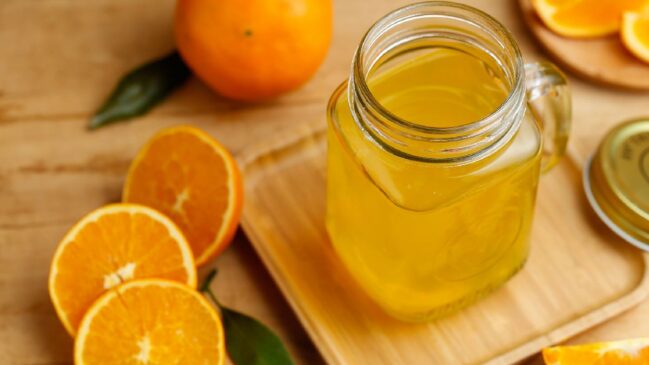 A casca de laranja libera d-limoneno, associado à neutralização de odore