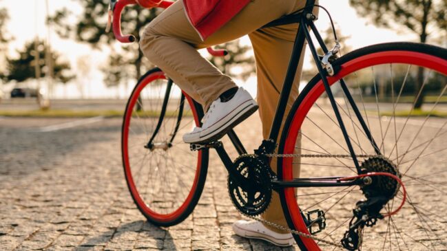 Após 10 minutos de ciclismo intenso, cientistas observaram mudanças em proteínas e genes ligados ao metabolismo e à resposta celular