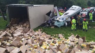Acidente aconteceu na BR-116, após a carreta, que havia sido assaltada, descer desgovernada de ré e tombar sobre a van