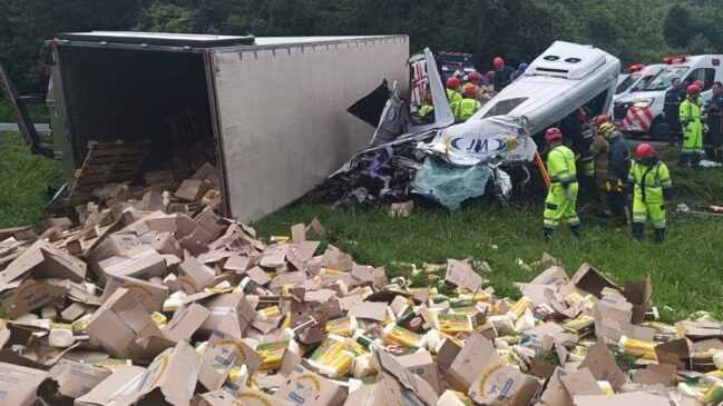 Acidente aconteceu na BR-116, após a carreta, que havia sido assaltada, descer desgovernada de ré e tombar sobre a van