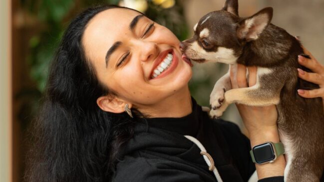 Animais costumam se aproximar mais de pessoas sorridentes e evitar aquelas que demonstram raiva