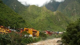 Com muitas montanhas aos arredores, a vista de cima do local impressiona, como se a cidade estivesse 'espremida' pelos montes