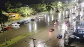 Alagamentos deixaram residências e veículos ilhados durante a noite desta quarta-feira
