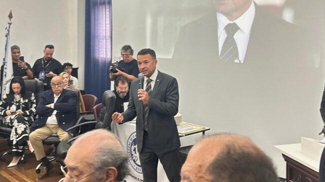Mello Araújo durante discurso na cerimônia da API, neste domingo
