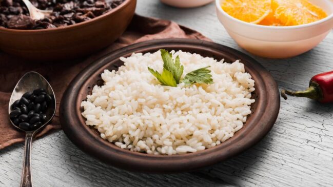 Chef indica quando entrar com temperos no momento certo e lista outros cuidados que deixam o arroz mais equilibrado em textura e sabor