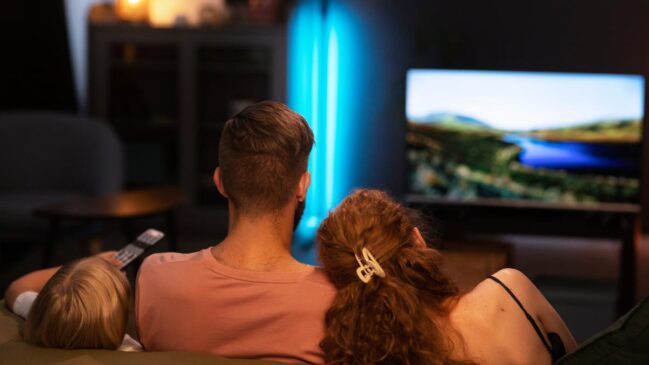 Funções no menu de som da TV Samsung reduzem a diferença entre diálogos baixos e cenas de ação mais altas
