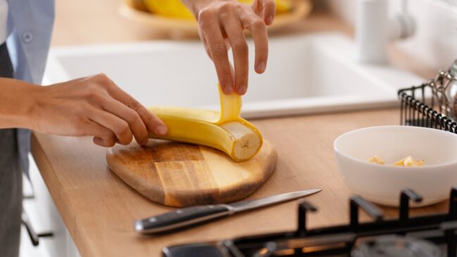Cuidar da banana antes mesmo de descascá-la é um detalhe simples, mas que faz diferença na saúde, no sabor e no aproveitamento do alimento.